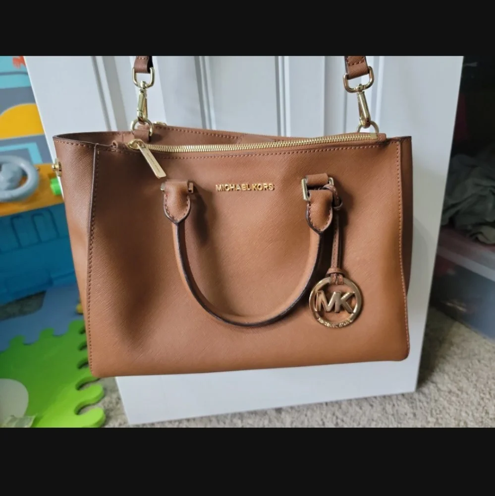 Michael Kors purse and wallet - Picture 3 of 10